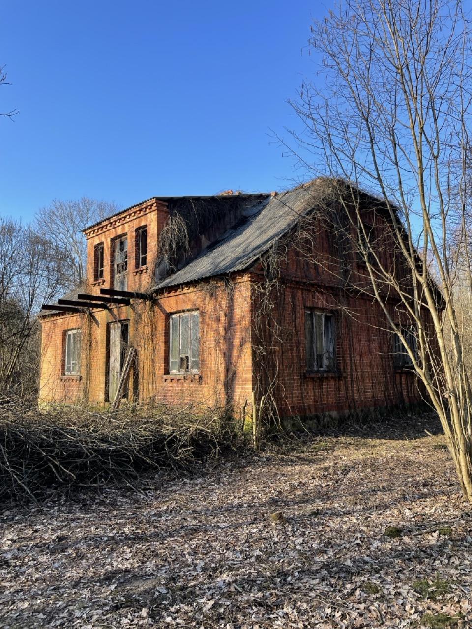 Exterior of the house before renovation